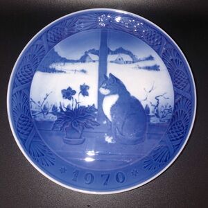1970 Royal Copenhagen Julerose Collectors Plate "Christmas Rose And Cat"